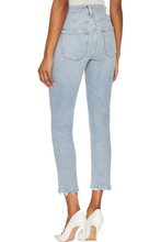 Load image into Gallery viewer, Riley Crop Dynamic Jeans
